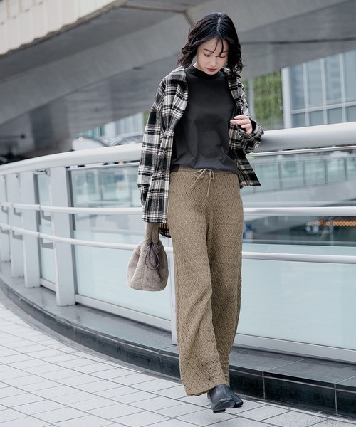LAKOLE（ラコレ）の「ピーチソフテストモックネックロングTシャツ / LAKOLE（Tシャツ/カットソー・レディース・ダークオリーブ/オフホワイト/チャコール/ダークブラウン・SMALL/MEDIUM）」の7枚目の写真