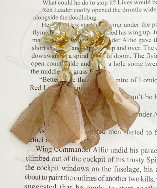 apres jour（アプレジュール）の「【apres jour×ARIAZ】フリンジピアス（ピアス（両耳用）・レディース・ダークブラウン/アイボリー/モカ・FREE）」の3枚目の写真