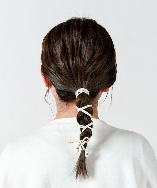 CALIFORNIA OUTFITTERS(カリフォルニア アウトフィッターズ)の「【LULKA(ルールカ)】スウェードヘアアレンジ紐(その他ヘアアクセサリー・レディース・ホワイト/ブラック/ベージュ/グレー/レッド/ピンク/ブラック系その他/ブラウン系その他/ベージュ系その他/ピンク系その他/レッド系その他/ベージュ系その他2/ベージュ系その他3・ONESIZE)」の2枚目の写真
