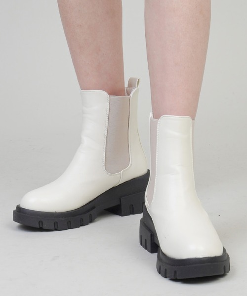 SPINNS（スピンズ）の「フェイクレザーサイドゴアショートブーツ（ブーツ・レディース・ホワイト/ブラック・LL/M/L）」の5枚目の写真