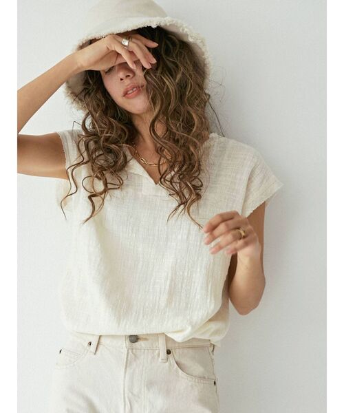 Ungrid(アングリッド)の「ネックカットブラウス(シャツ/ブラウス・レディース・オフホワイト/ブラック/ダークオレンジ・FREE)」の2枚目の写真