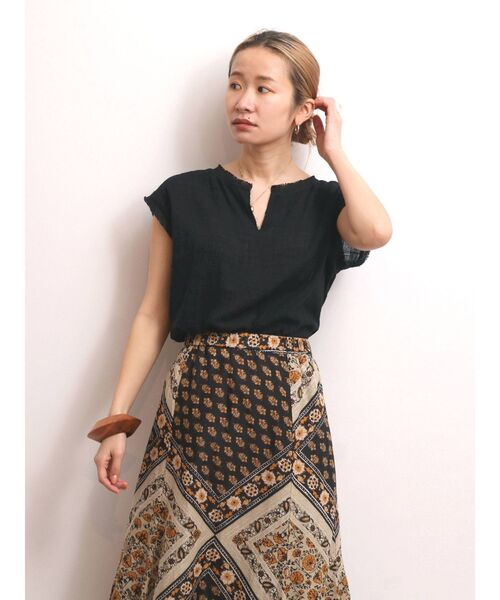 Ungrid(アングリッド)の「ネックカットブラウス(シャツ/ブラウス・レディース・オフホワイト/ブラック/ダークオレンジ・FREE)」の1枚目の写真