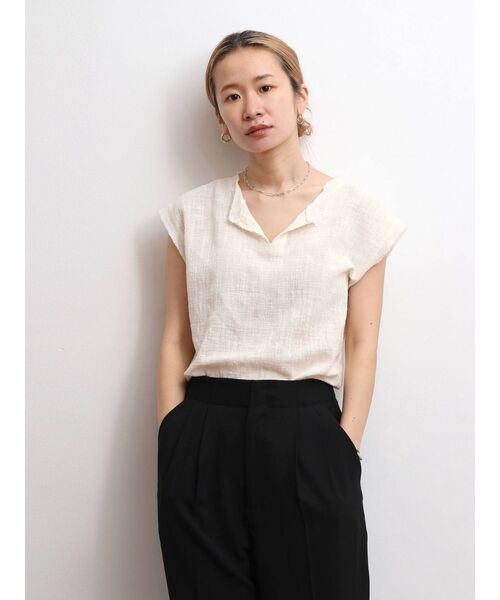 Ungrid(アングリッド)の「ネックカットブラウス(シャツ/ブラウス・レディース・オフホワイト/ブラック/ダークオレンジ・FREE)」の14枚目の写真