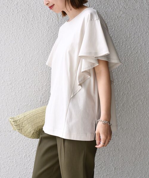 SHIPS(シップス)の「【WEB限定】布帛ライクフリルスリーブカットソー◆(Tシャツ/カットソー・レディース・オフホワイト/ブラック/ライトグレー/オリーブ・ONE SIZE)」の2枚目の写真