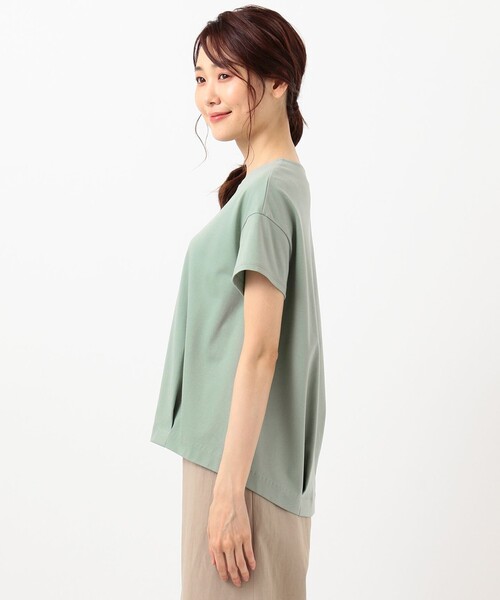 J.PRESS（ジェイプレス）の「【UVケア・消臭効果・接触冷感】コンパクトコットンスムース タック カットソー（Tシャツ/カットソー・レディース・ホワイト系/グレー系/ダークブラウン系/ベージュ系/ピンク系/スモーキーグリーン系・T15/T13）」の7枚目の写真