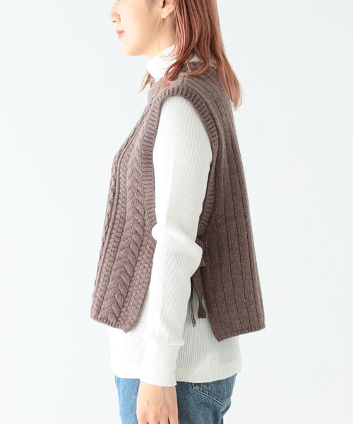 BEAMS BOY(ビームスボーイ)の「BEAMS BOY / アラン サイド リボン ベスト(ベスト・レディース・ベージュ/オフホワイト/ブラック・ONE SIZE)」の12枚目の写真