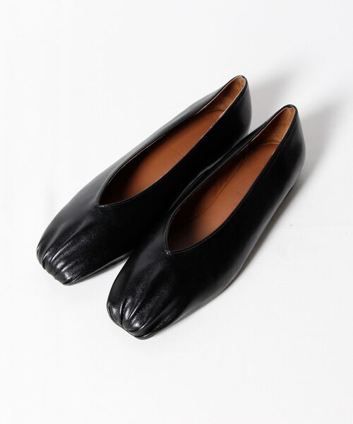 fredy emue（フレディエミュ）の「【atelier brugge/アトリエブルージュ】 フロントギャザーフラットシューズ（バレエシューズ・レディース・ホワイト/ブラック・24/23）」の2枚目の写真