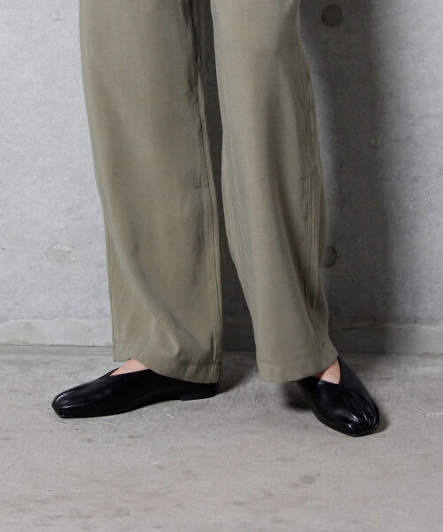 fredy emue（フレディエミュ）の「【atelier brugge/アトリエブルージュ】 フロントギャザーフラットシューズ（バレエシューズ・レディース・ホワイト/ブラック・24/23）」の6枚目の写真