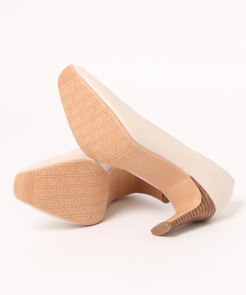 DURAS（デュラス）の「【DURAS】 スクエアトゥ型押しパンプス（パンプス・レディース・ブラック/グリーン/アイボリー・23.5cm/24.0cm/22.5cm/23.0cm/24.5cm）」の5枚目の写真