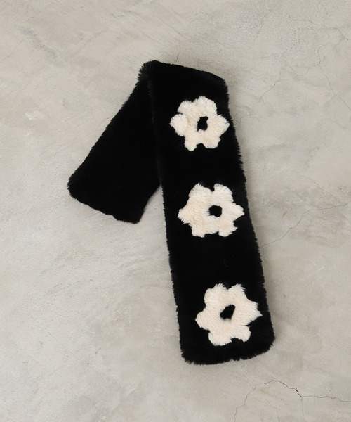 Dot&Stripes CHILD WOMAN(ドットアンドストライプス チャイルドウーマン)の「【 期間限定 完全受注生産アイテム】フェイクファー花モチーフ ミニマフラー(マフラー・レディース・ブラック/ブラウン・FREE)」の5枚目の写真