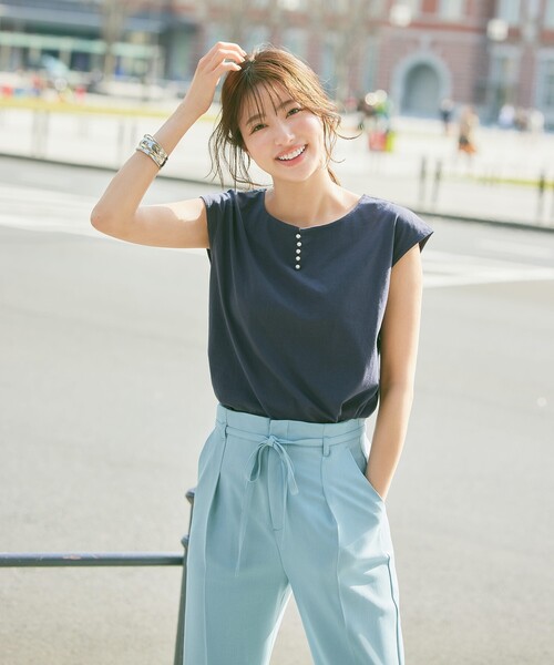 index（インデックス）の「◆コットンシルケットフロントフェイクパールカットソー【WEB限定サイズ】（Tシャツ/カットソー・レディース・ライトグレー/ネイビー/ブルー/ホワイト系/ダークベージュ・40/38/36/42）」の4枚目の写真