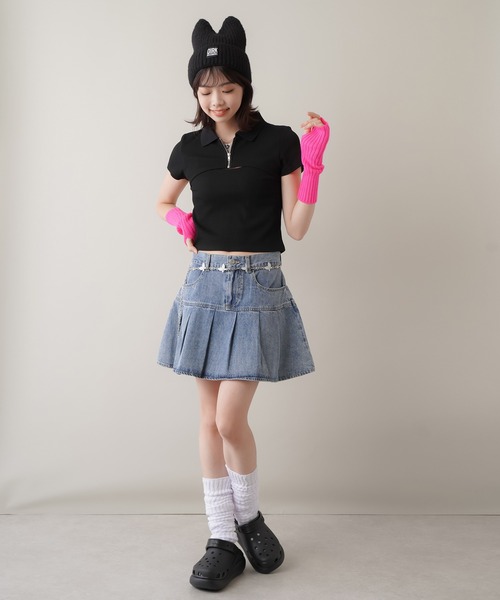 SPINNS（スピンズ）の「ラインストーンバックロゴ デニムミニ