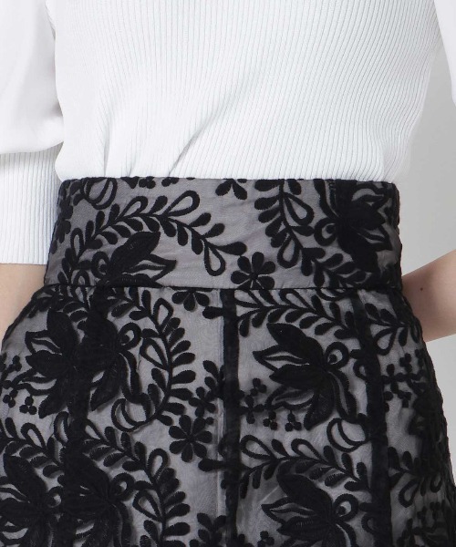 AND COUTURE（アンドクチュール）の「○刺繍レースフレアスカート