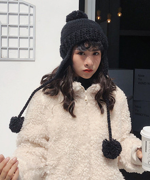 c.u.l（シーユーエル）の「ボンボン付き 耳あて ニット帽 cula467（ニットキャップ/ビーニー・レディース・ブラック/ブラウン/アイボリー・FREE）」の2枚目の写真