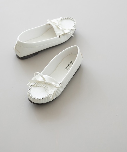 mooimooi（モーイモーイ）の「フリンジモカシン（モカシン/デッキシューズ・レディース・ホワイト/チャコールグレー/ブラック/ベージュ/ブラック系その他/キャメル/グレイッシュベージュ・LL/3L/S/M/L/XS）」の2枚目の写真