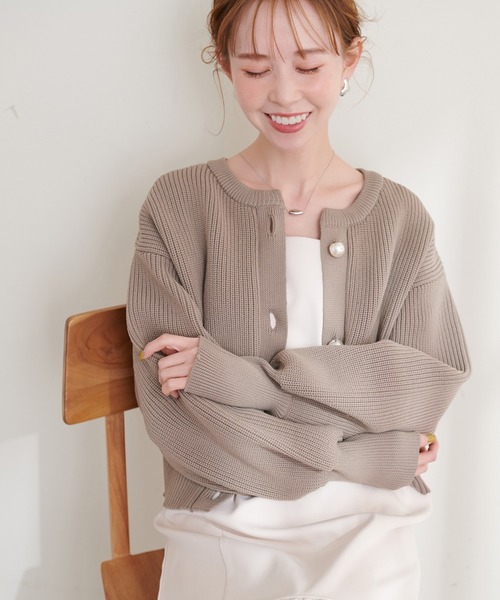 natural couture（ナチュラルクチュール）の「BIGパールポリニットカーディガン（カーディガン/ボレロ・レディース・オフホワイト/ブルー/ブラック/モカ/イエロー/ネイビー・FREE）」の3枚目の写真