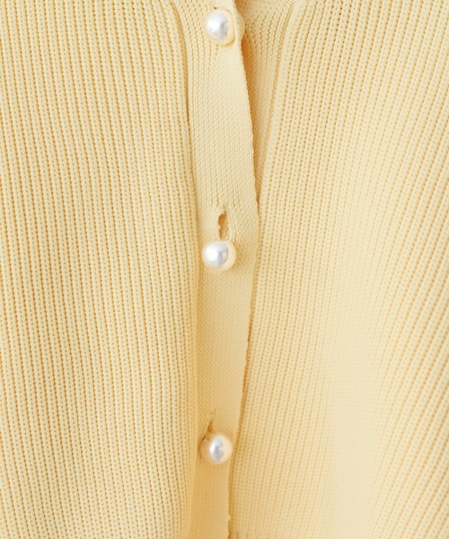 natural couture（ナチュラルクチュール）の「BIGパールポリニットカーディガン（カーディガン/ボレロ・レディース・オフホワイト/ブルー/ブラック/モカ/イエロー/ネイビー・FREE）」の22枚目の写真