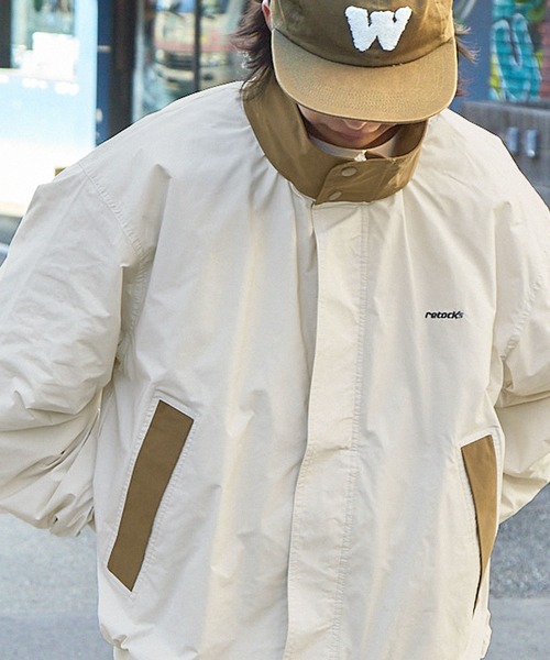 MONO-MART(モノマート)の「【retock's】ロゴ刺繍 ビッグシルエット 2WAY配色スタンドネックブルゾン(ブルゾン・メンズ・カーキ/アイボリー/ブラック/グレー・M/L)」の9枚目の写真