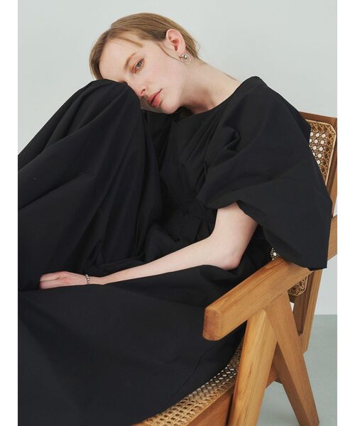 ELENDEEK（エレンディーク）の「2WAYスリーブタックワンピース（ワンピース・レディース・ブラック/ブルー/オフホワイト・02/01）」の21枚目の写真