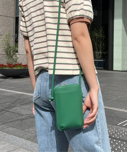 CPCM(シーピーシーエム)の「フェイクレザージップモバイルショルダー(スマホグッズ・メンズ・アイボリー/グリーン/ブラック・FREE)」の4枚目の写真