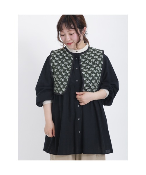 Samansa Mos2（サマンサ モスモス）の「ゴブラン小花柄ベスト（ベスト・レディース・ベージュ/ブルー/チャコール・ﾌﾘ-）」の2枚目の写真