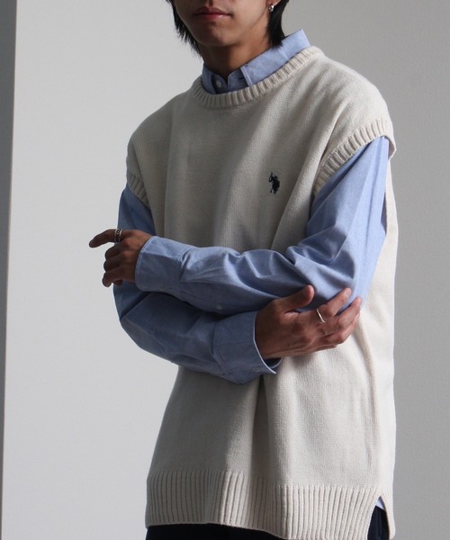 U.S. POLO ASSN.（ユーエスポロアッスン）の「【U.S. POLO ASSN./ユーエスポロアッスン】ワンポイント刺繍 クルーニットベスト（ベスト・メンズ・ブラック/ベージュ/アイボリー/グリーン/ネイビー/イエロー系その他・LL/M/L）」の2枚目の写真