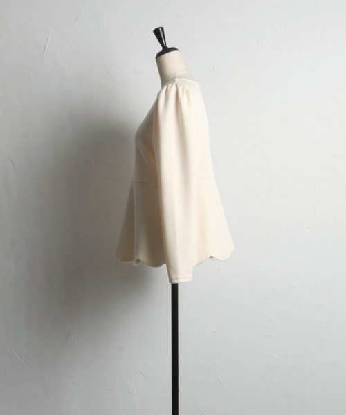 &. NOSTALGIA（アンドドットノスタルジア）の「【ZOZO限定】スカラップペプラムトップス（Tシャツ/カットソー・レディース・ブラック/アイボリー・FREE）」の7枚目の写真