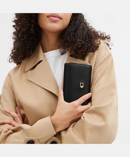 COACH（コーチ）の「エッセンシャル ミディアム フラップ ウォレット（財布・レディース・ブラック系その他・ONE）」の5枚目の写真