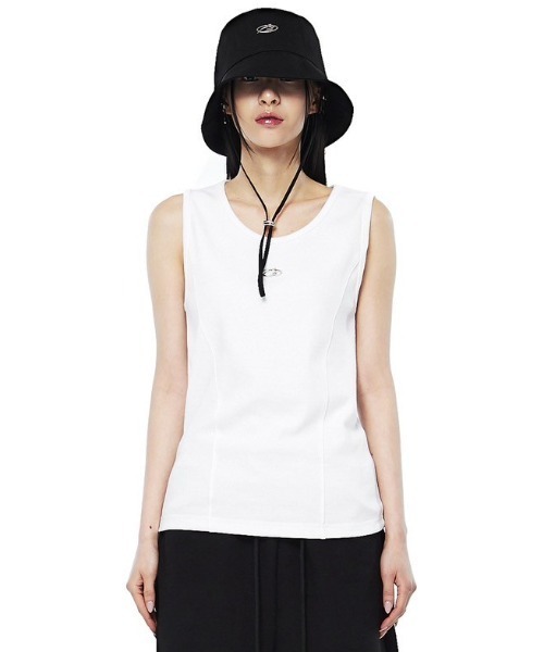 韓国ブランド MORE THAN BLACK モアザンブラック LOGO SLEEVELESS タンクトップ メタルロゴ 袖なしトップス シンプル ベーシック ロゴタンクトップ ワンポイント ノースリーブ スリーブレス 韓国ストリート 韓国ファッション
