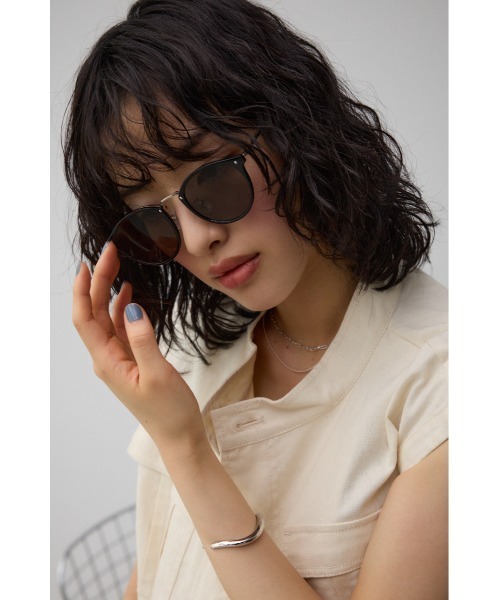 AZUL by moussy（アズールバイマウジー）の「メタルブリッジアイウェア（サングラス・レディース・ブラック/クリア/ブラウン・FREE）」の5枚目の写真