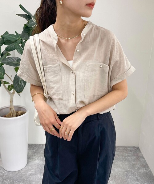 fredy emue（フレディエミュ）の「シアーパール釦フレンチシャツ（シャツ/ブラウス・レディース・チャコールグレー/ベージュ/オフホワイト/サックスブルー・38）」の3枚目の写真