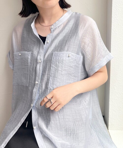 fredy emue（フレディエミュ）の「シアーパール釦フレンチシャツ（シャツ/ブラウス・レディース・チャコールグレー/ベージュ/オフホワイト/サックスブルー・38）」の4枚目の写真