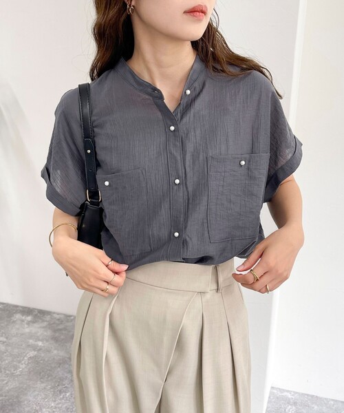 fredy emue（フレディエミュ）の「シアーパール釦フレンチシャツ（シャツ/ブラウス・レディース・チャコールグレー/ベージュ/オフホワイト/サックスブルー・38）」の2枚目の写真