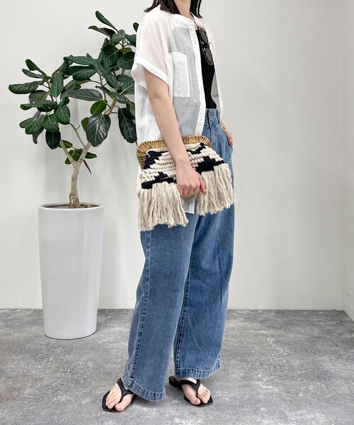 fredy emue（フレディエミュ）の「シアーパール釦フレンチシャツ（シャツ/ブラウス・レディース・チャコールグレー/ベージュ/オフホワイト/サックスブルー・38）」の6枚目の写真