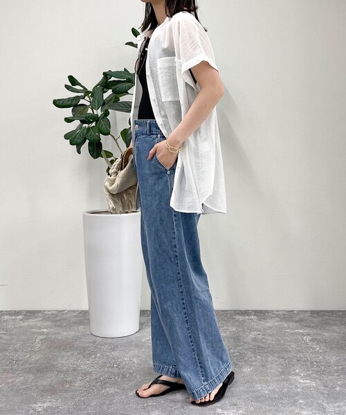 fredy emue（フレディエミュ）の「シアーパール釦フレンチシャツ（シャツ/ブラウス・レディース・チャコールグレー/ベージュ/オフホワイト/サックスブルー・38）」の7枚目の写真