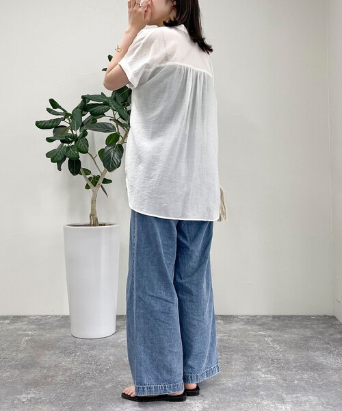 fredy emue（フレディエミュ）の「シアーパール釦フレンチシャツ（シャツ/ブラウス・レディース・チャコールグレー/ベージュ/オフホワイト/サックスブルー・38）」の8枚目の写真