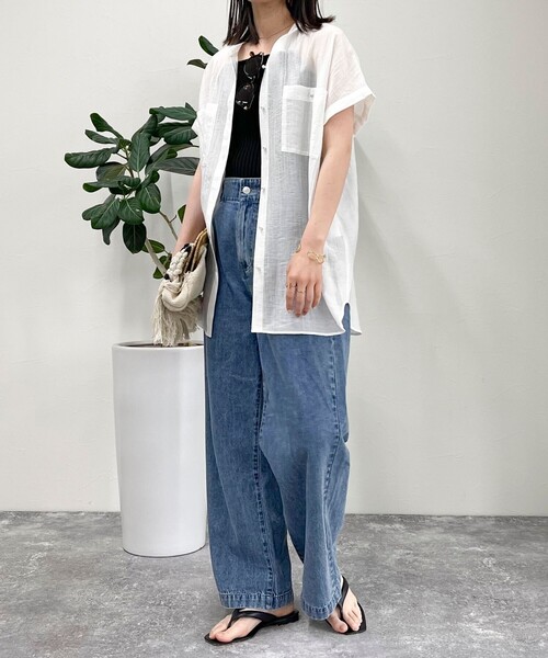 fredy emue（フレディエミュ）の「シアーパール釦フレンチシャツ（シャツ/ブラウス・レディース・チャコールグレー/ベージュ/オフホワイト/サックスブルー・38）」の9枚目の写真