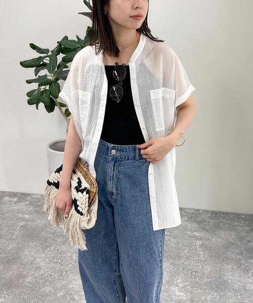 fredy emue（フレディエミュ）の「シアーパール釦フレンチシャツ（シャツ/ブラウス・レディース・チャコールグレー/ベージュ/オフホワイト/サックスブルー・38）」の11枚目の写真