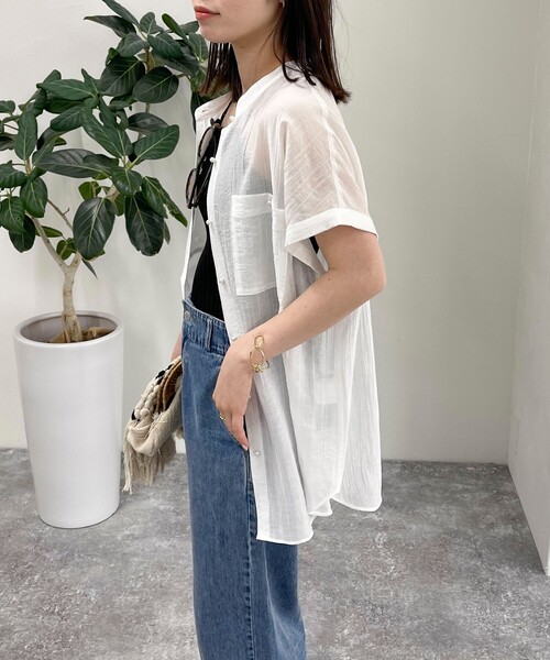 fredy emue（フレディエミュ）の「シアーパール釦フレンチシャツ（シャツ/ブラウス・レディース・チャコールグレー/ベージュ/オフホワイト/サックスブルー・38）」の12枚目の写真