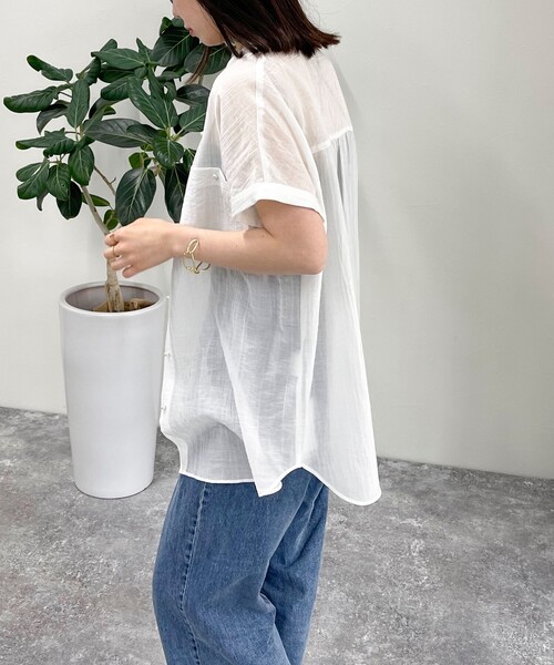 fredy emue（フレディエミュ）の「シアーパール釦フレンチシャツ（シャツ/ブラウス・レディース・チャコールグレー/ベージュ/オフホワイト/サックスブルー・38）」の13枚目の写真