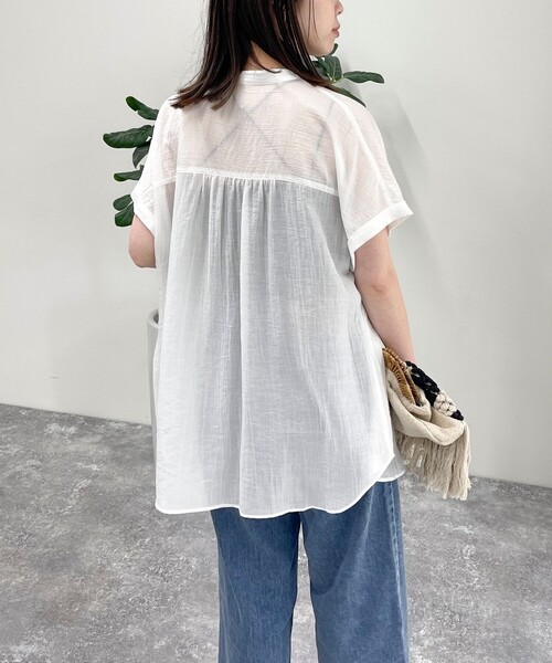 fredy emue（フレディエミュ）の「シアーパール釦フレンチシャツ（シャツ/ブラウス・レディース・チャコールグレー/ベージュ/オフホワイト/サックスブルー・38）」の14枚目の写真