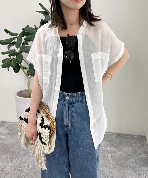 fredy emue（フレディエミュ）の「シアーパール釦フレンチシャツ（シャツ/ブラウス・レディース・チャコールグレー/ベージュ/オフホワイト/サックスブルー・38）」の15枚目の写真