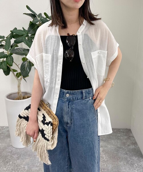 fredy emue（フレディエミュ）の「シアーパール釦フレンチシャツ（シャツ/ブラウス・レディース・チャコールグレー/ベージュ/オフホワイト/サックスブルー・38）」の16枚目の写真