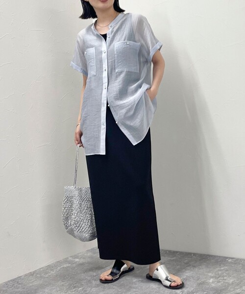 fredy emue（フレディエミュ）の「シアーパール釦フレンチシャツ（シャツ/ブラウス・レディース・チャコールグレー/ベージュ/オフホワイト/サックスブルー・38）」の19枚目の写真