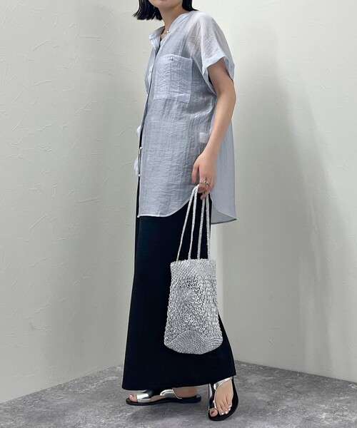 fredy emue（フレディエミュ）の「シアーパール釦フレンチシャツ（シャツ/ブラウス・レディース・チャコールグレー/ベージュ/オフホワイト/サックスブルー・38）」の20枚目の写真