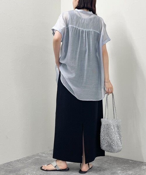 fredy emue（フレディエミュ）の「シアーパール釦フレンチシャツ（シャツ/ブラウス・レディース・チャコールグレー/ベージュ/オフホワイト/サックスブルー・38）」の21枚目の写真