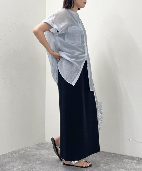 fredy emue（フレディエミュ）の「シアーパール釦フレンチシャツ（シャツ/ブラウス・レディース・チャコールグレー/ベージュ/オフホワイト/サックスブルー・38）」の22枚目の写真