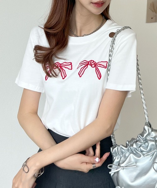Futier land(フューティアランド)の「【コットン100%】ダブル刺繍リボンロゴTシャツ(Tシャツ/カットソー・レディース・ブラック/ホワイト・FREE)」の1枚目の写真