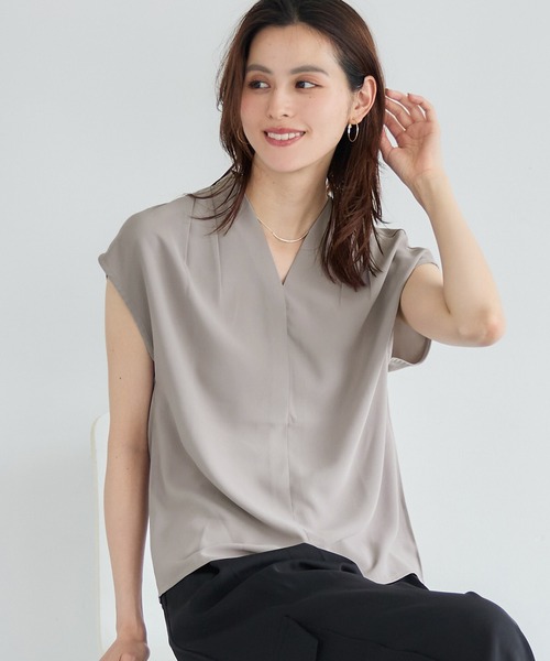 coca(coca)(コカ)の「【WEB限定セール】とろみVネックタックブラウス(シャツ/ブラウス・レディース・グレイッシュベージュ/アイボリー/ブラック/カーキ・M/L)」の4枚目の写真