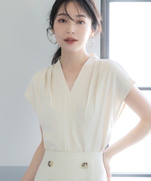coca(coca)(コカ)の「【WEB限定セール】とろみVネックタックブラウス(シャツ/ブラウス・レディース・グレイッシュベージュ/アイボリー/ブラック/カーキ・M/L)」の2枚目の写真
